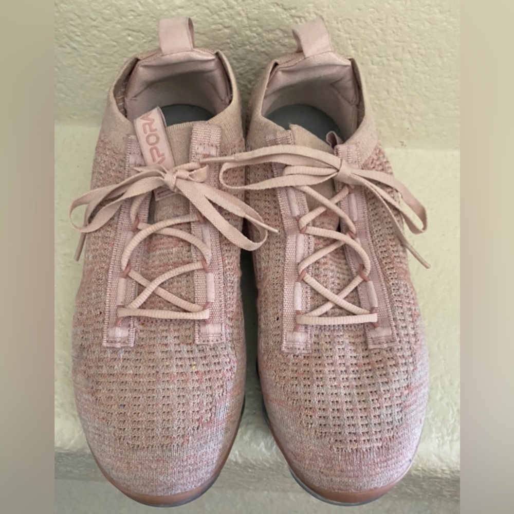 Womens nike sneakers.